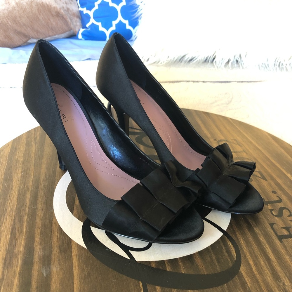 Tahari Black Pumps